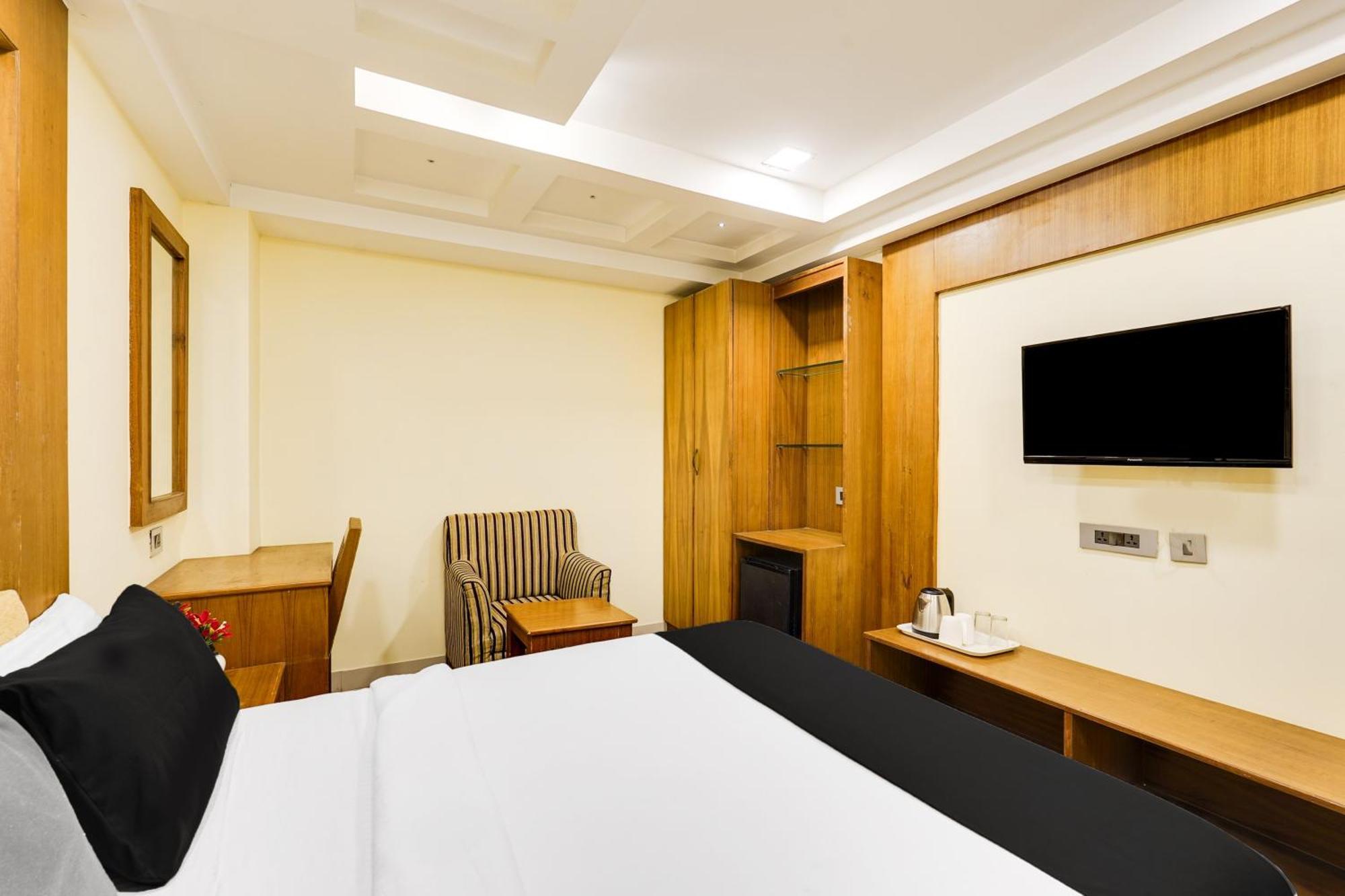 Super Townhouse Oak Alandur Near Chennai Airport Formerly Vijay Park Esterno foto